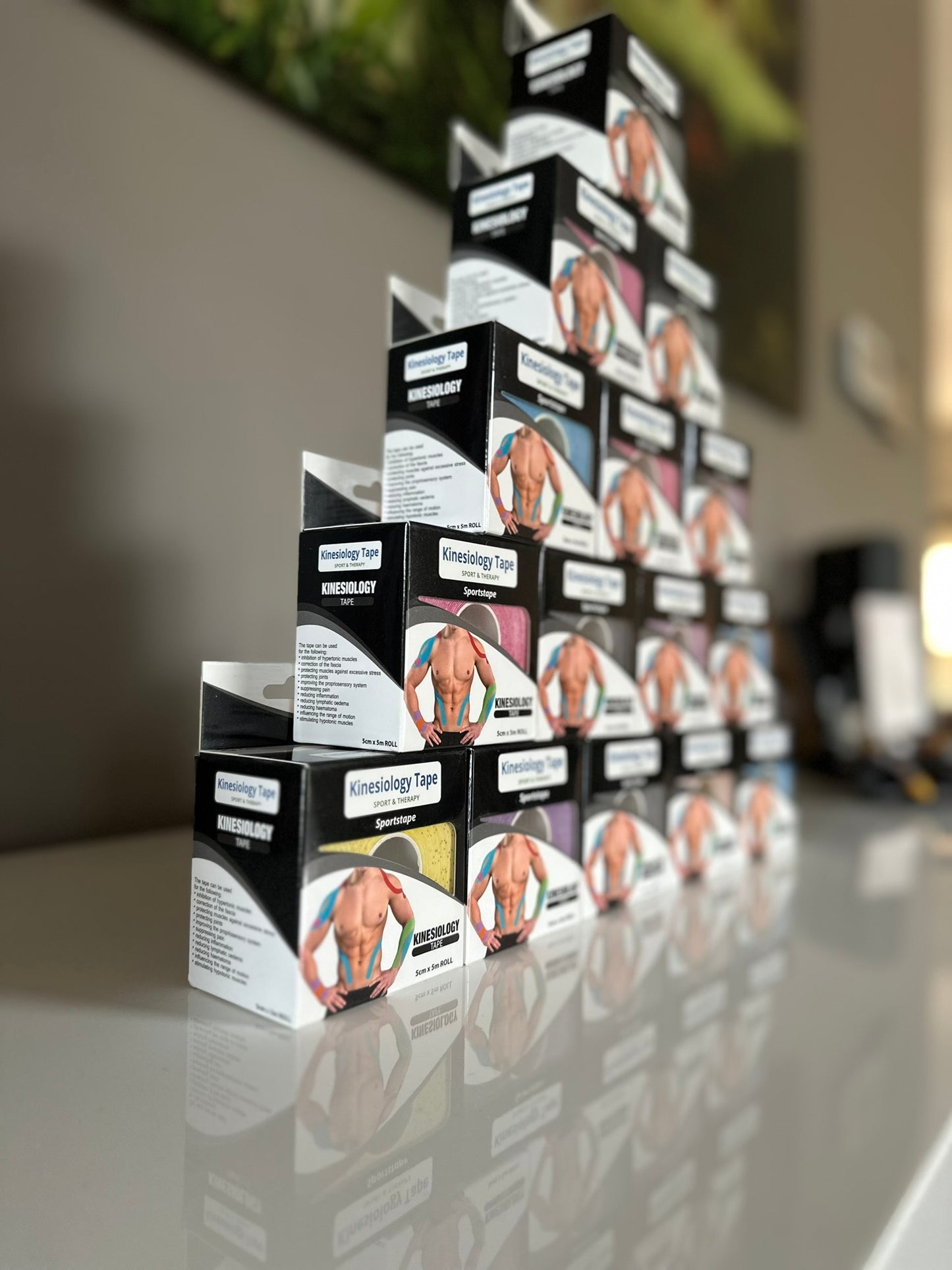 Alle kleuren van Kinesiotape – Geel, Bruin, Zwart, Blauw, Paars, Roze – Ademend katoen en hypoallergene lijm voor spier- en gewrichtsondersteuning
