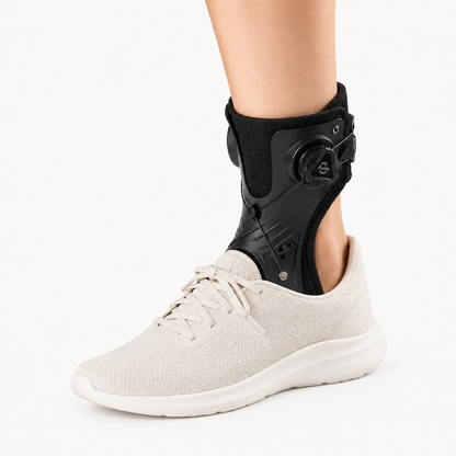 Klapvoet brace gedragen in een sneaker voor ondersteuning van de voet tijdens lopen met klapvoet