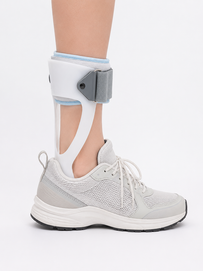 Klapvoet brace EVO gedragen in een schoen, met de voetplaat in de schoen en de brace zichtbaar boven de schoenrand