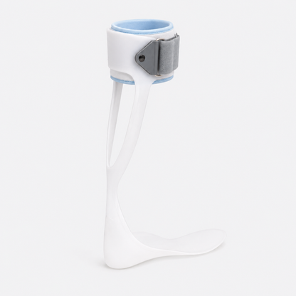 Klapvoet brace EVO gedragen om voet en enkel, met grijze banden en stevige ondersteuning bij klapvoet