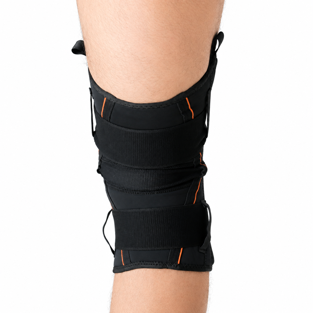 Achteraanzicht van kniebrace met verstelbare banden en flexibele ondersteuning rond de knie