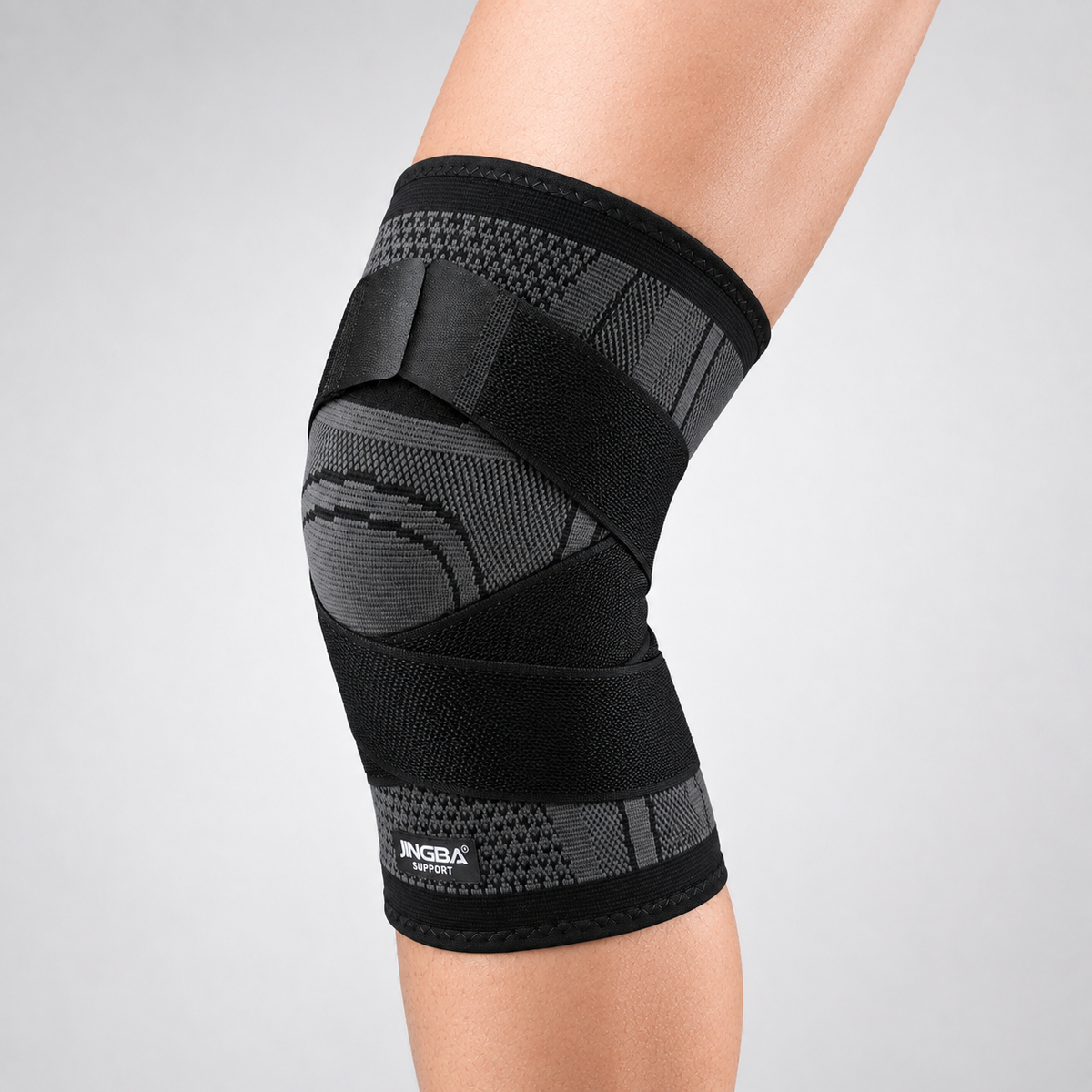 Compressie kniebrace met verstelbare kruisbanden gedragen op de knie vanuit schuin aanzicht