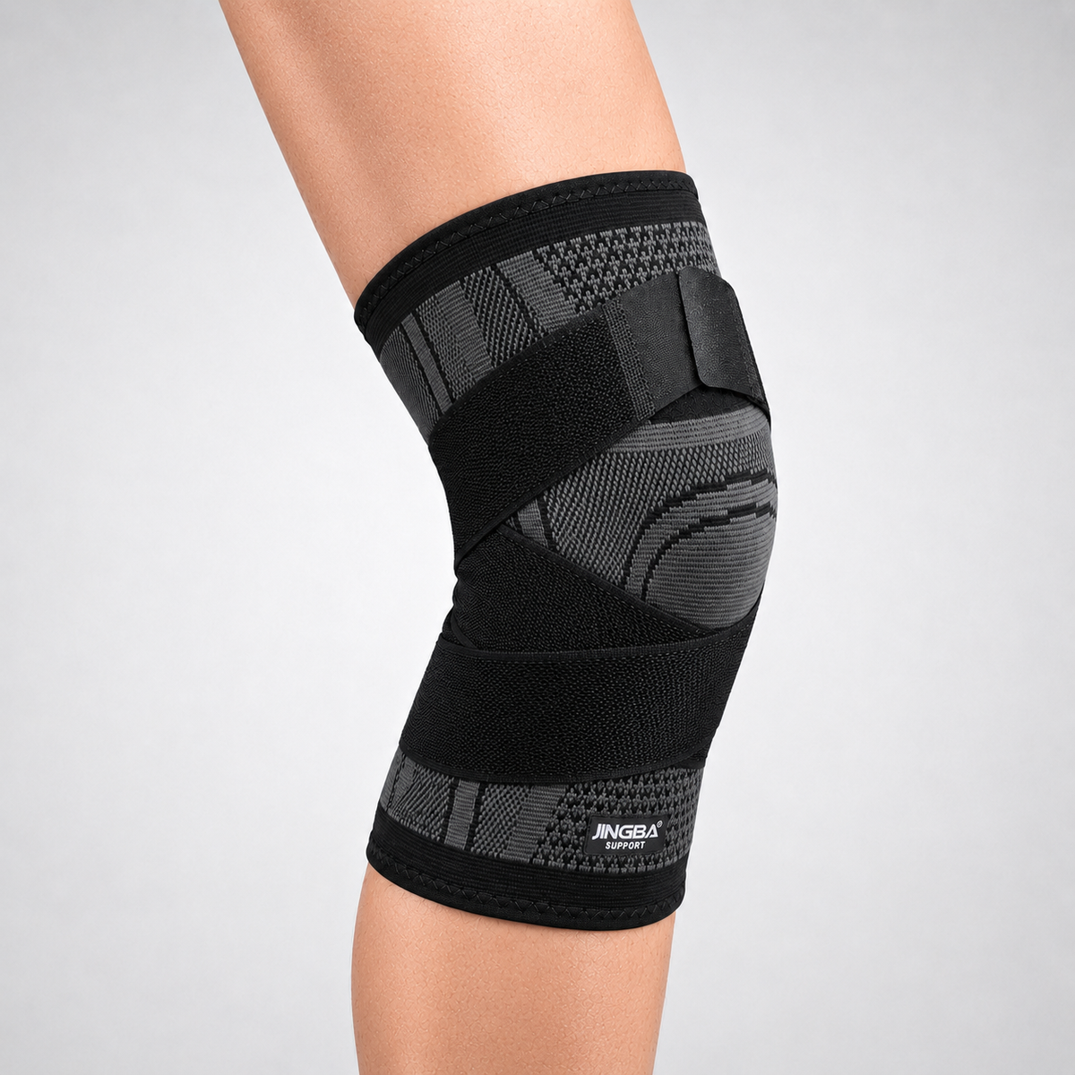Compressie kniebrace met verstelbare banden gedragen op de knie vanuit zijaanzicht
