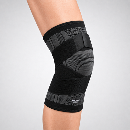 Compressie kniebrace met verstelbare banden gedragen op de knie vanuit zijaanzicht