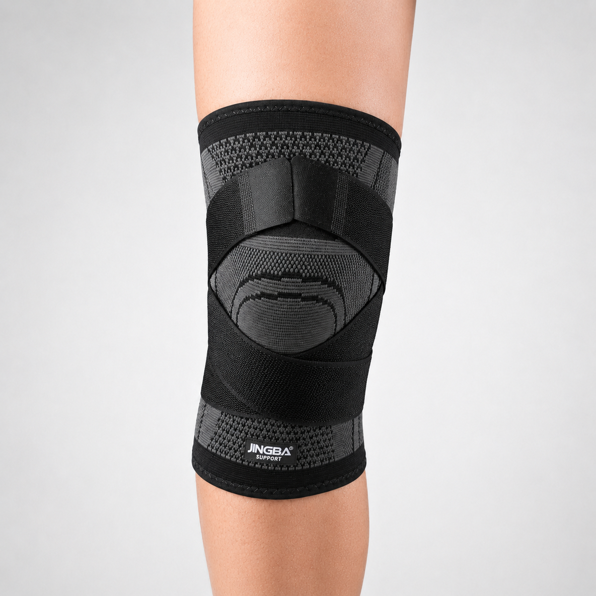 Zwarte compressie kniebrace met kruisbanden voor extra ondersteuning rond de knie