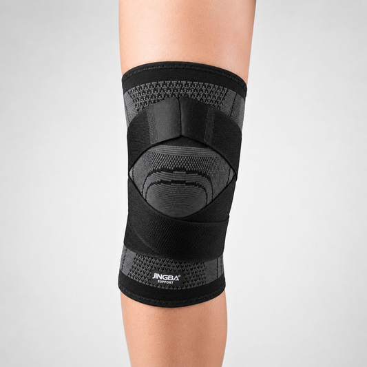 Zwarte compressie kniebrace met kruisbanden voor extra ondersteuning rond de knie
