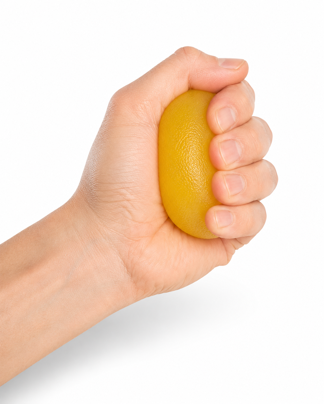 Gele gel knijpbal tussen duim en wijsvinger voor een gerichte knijp- en vingeroefening.