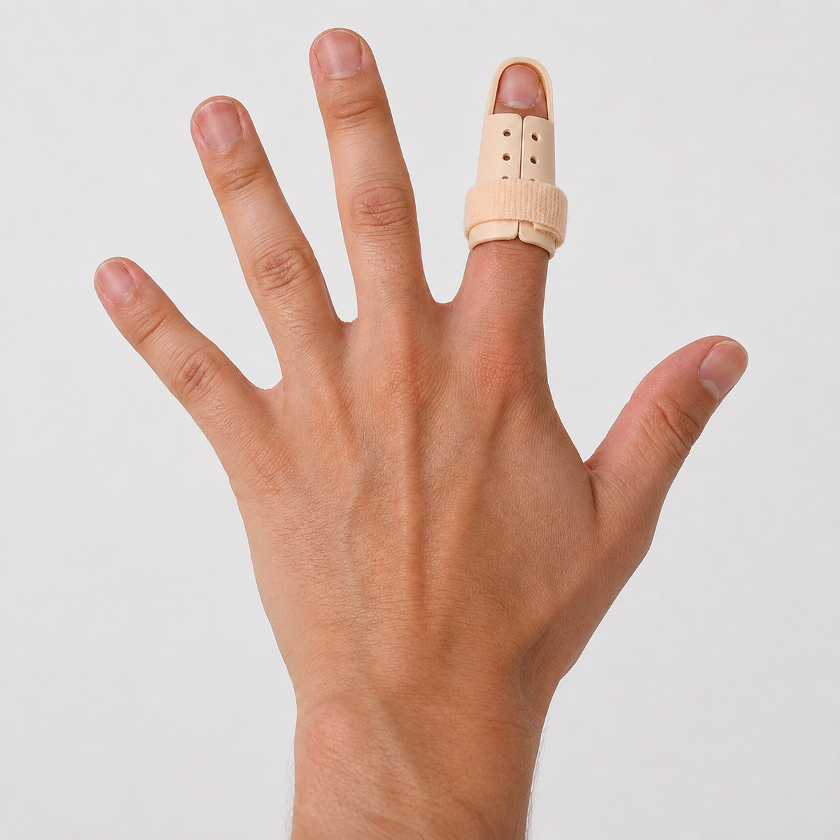 Bovenaanzicht van de hand met beige mallet vinger braces om de vingers