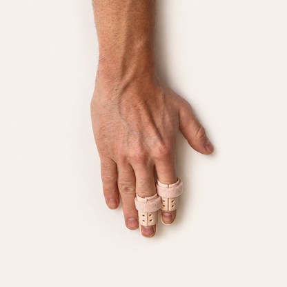 Bovenaanzicht van de hand met beige mallet vinger braces om de vingers