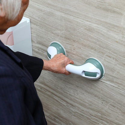 Oudere persoon gebruikt steunbeugel met zuignap voor veilig douchen