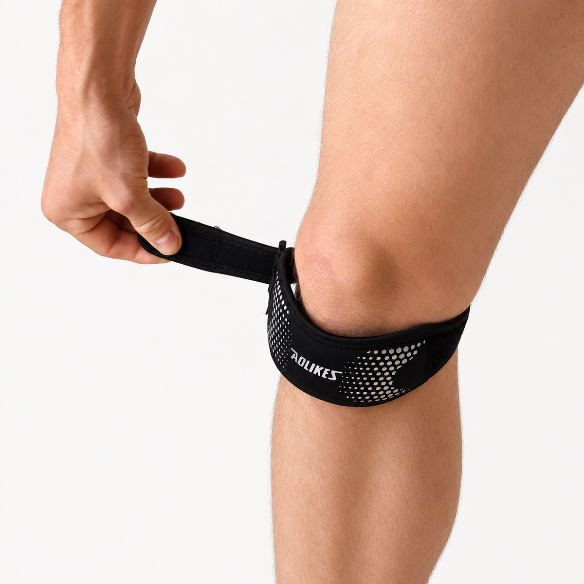 Patellaband wordt onder de knieschijf aangetrokken en op maat versteld rond de patellapees