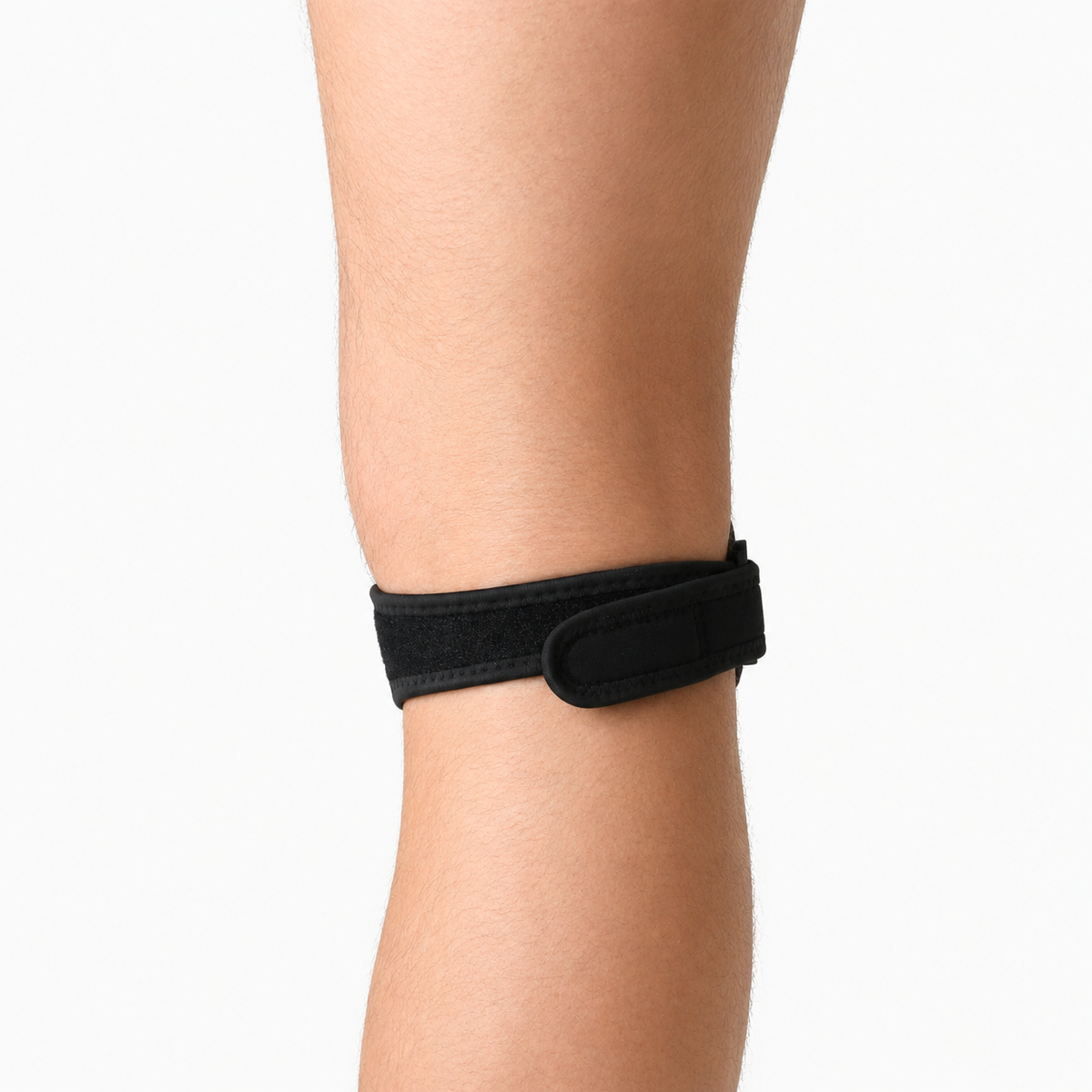 Achterzijde van de patellapees brace met verstelbare klittenbandsluiting rond de knie