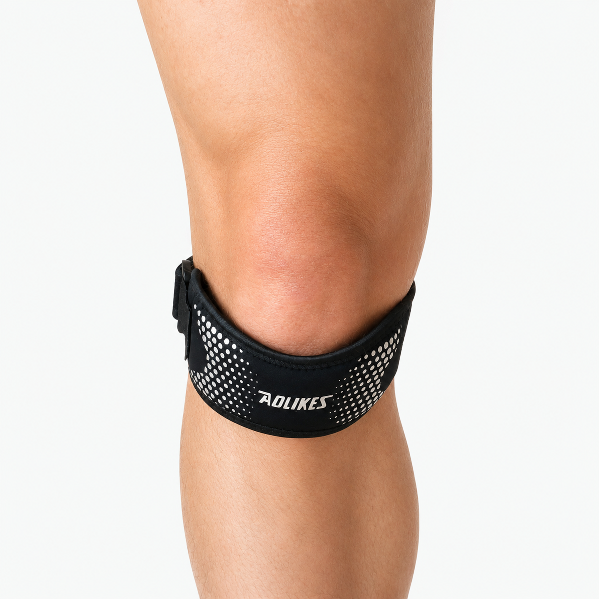 Vooraanzicht van een zwarte patellapees brace onder de knieschijf voor ondersteuning tijdens bewegen en sporten