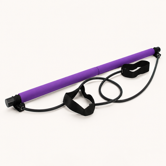 Paarse Pilates fitness stang met zwarte weerstandsbanden en voetlussen voor thuis trainen.