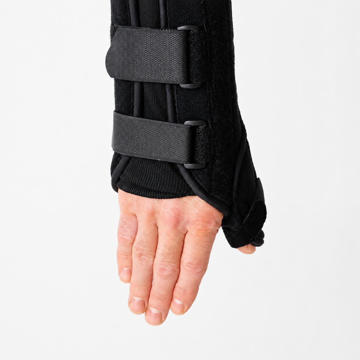 Close-up van polsbrace met ondersteuning rond de pols, hand en duim