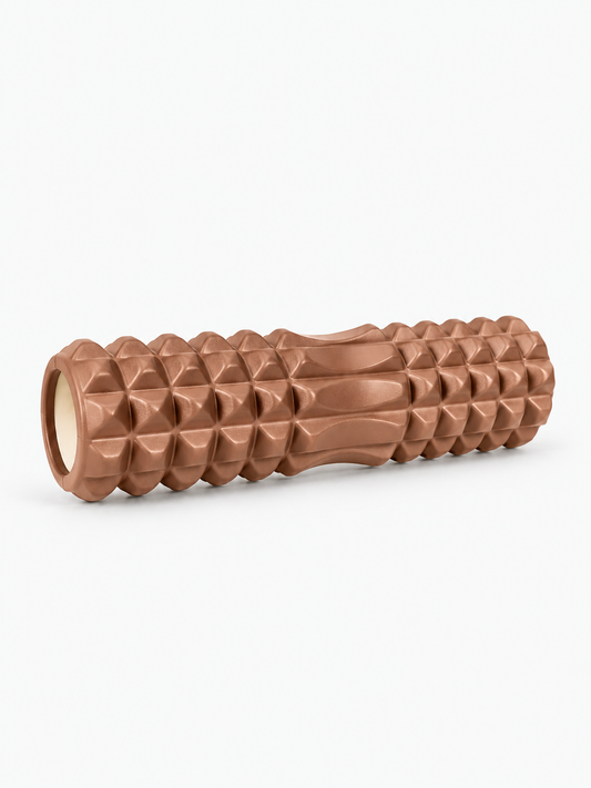 Roze foamroller met reliëf voor massage en ontspanning van de spieren
