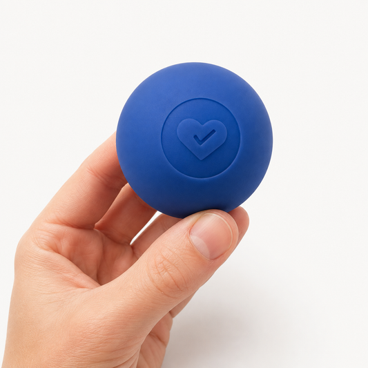 Blauwe siliconen massagebal van Fysio Essentials vastgehouden in de hand