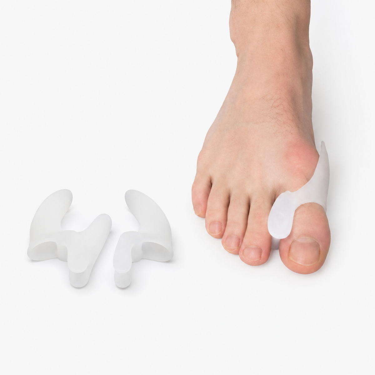 Persoon draagt een zachte teenspreider voor hallux valgus tijdens een rustmoment thuis