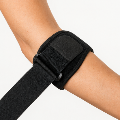 Detailfoto van de tennisarm brace met sluiting, lus en verstelbare band op de onderarm