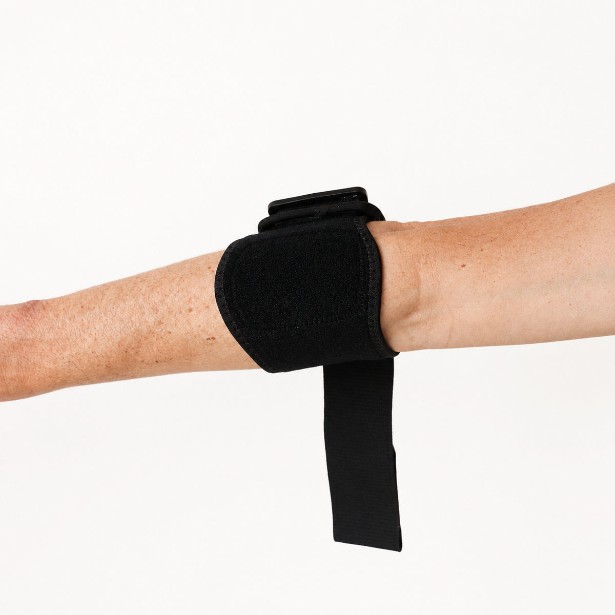 Zwarte tennisarm brace gedragen op de onderarm in schuine hoek met zicht op de drukzone