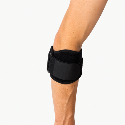 Zijaanzicht van een zwarte tennisarm brace om de onderarm met duidelijke pasvorm en sluiting