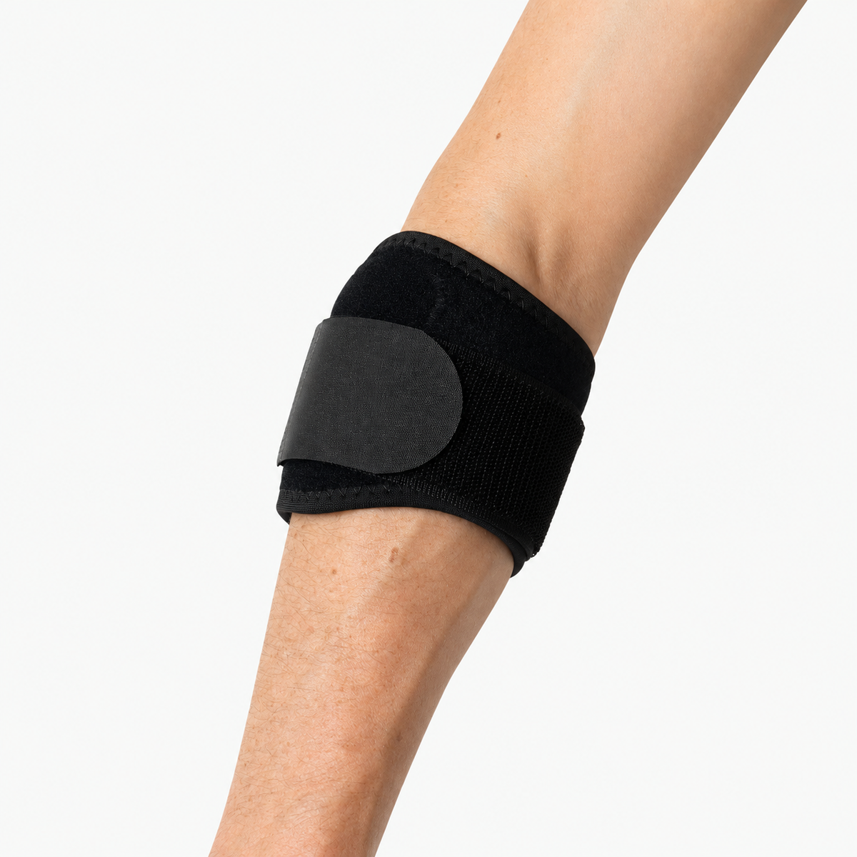 Zwarte tennisarm brace met losse verstelbare band om te laten zien hoe de brace wordt aangespannen