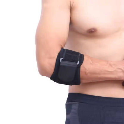 Zwarte tennisarm brace gedragen rond de onderarm net onder de elleboog