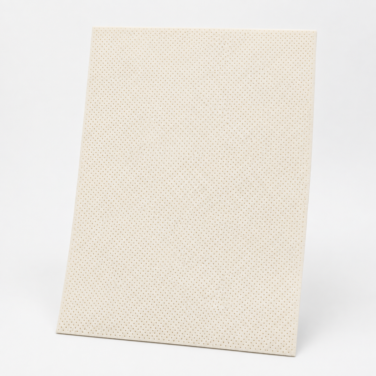 Close-up van thermoplastisch spalkmateriaal met perforaties en gladde afwerking