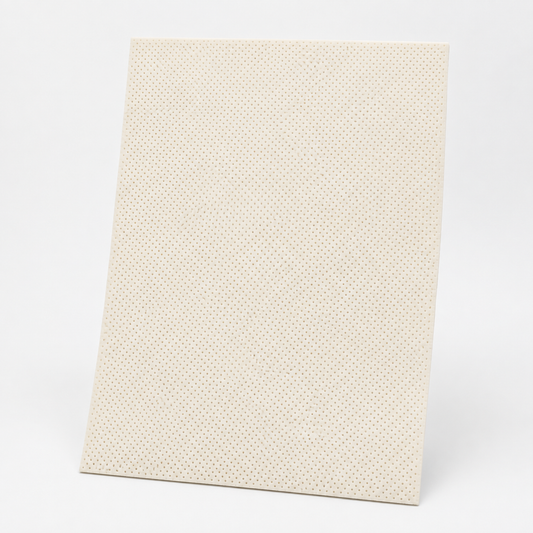 Close-up van thermoplastisch spalkmateriaal met perforaties en gladde afwerking