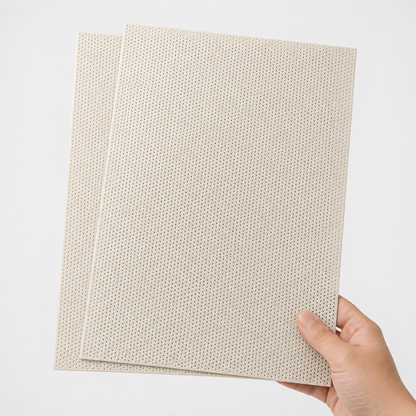 Twee geperforeerde platen thermoplastisch spalkmateriaal vastgehouden in de hand