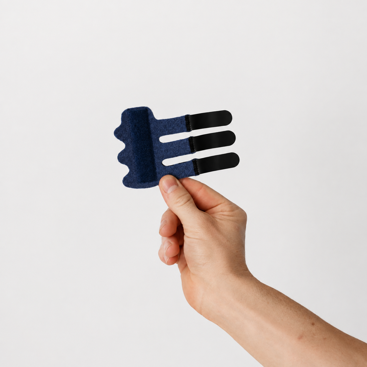 Bovenaanzicht van een triggerfinger brace gedragen om de vinger met de hand vrij beweegbaar