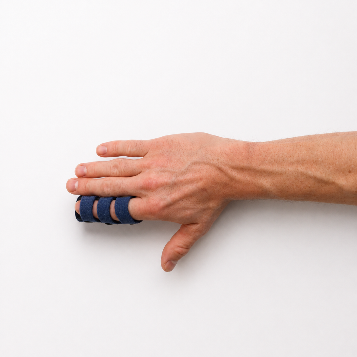 Bovenaanzicht van een triggerfinger brace gedragen om de vinger met de hand vrij beweegbaar