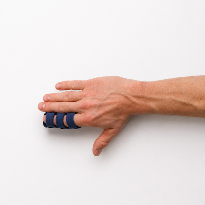 Bovenaanzicht van een triggerfinger brace gedragen om de vinger met de hand vrij beweegbaar