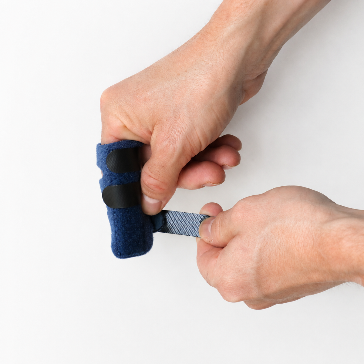 Close-up van het verstellen en vastmaken van de band van een triggerfinger brace