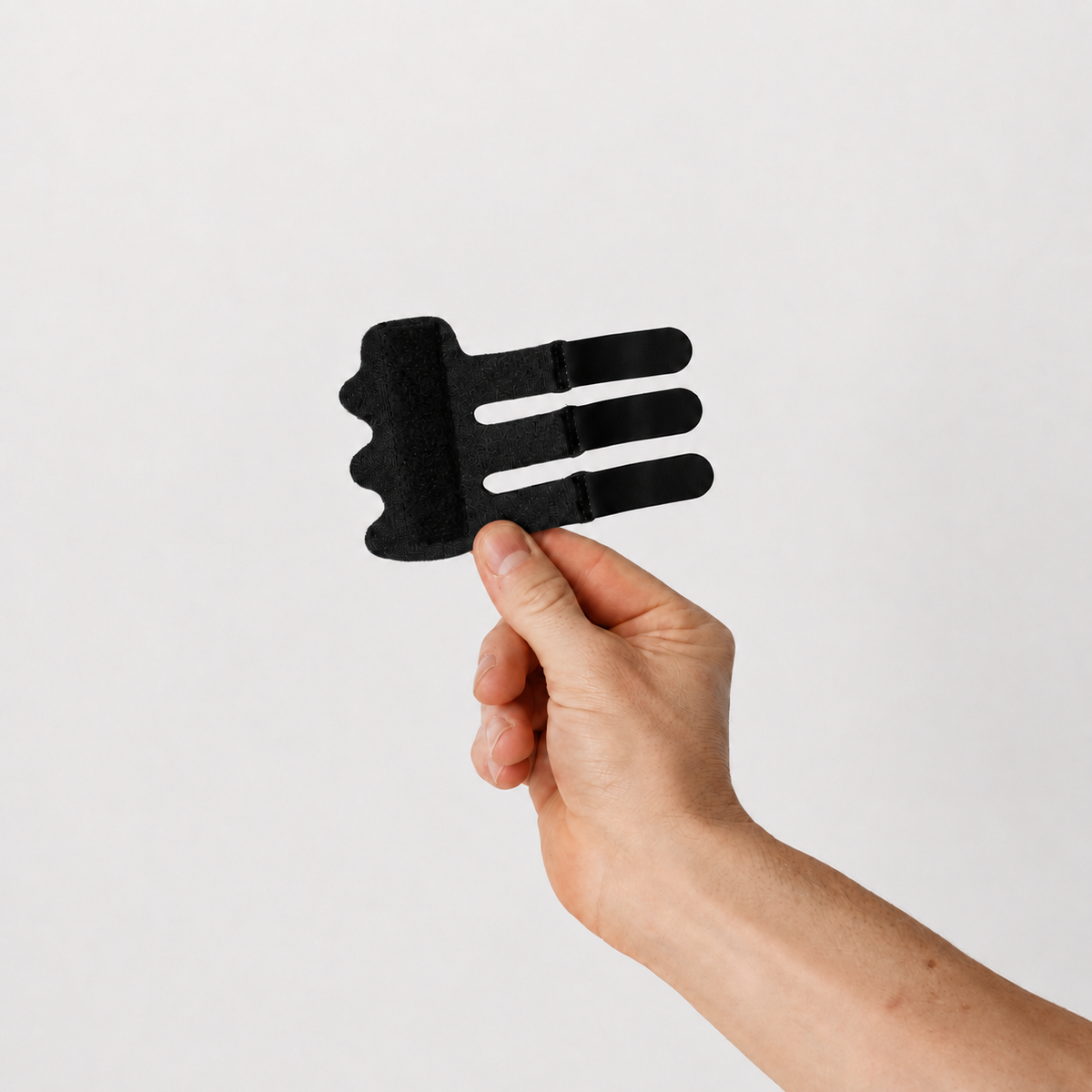 Zwarte triggerfinger brace met drie verstelbare banden voor ondersteuning en fixatie van de vinger