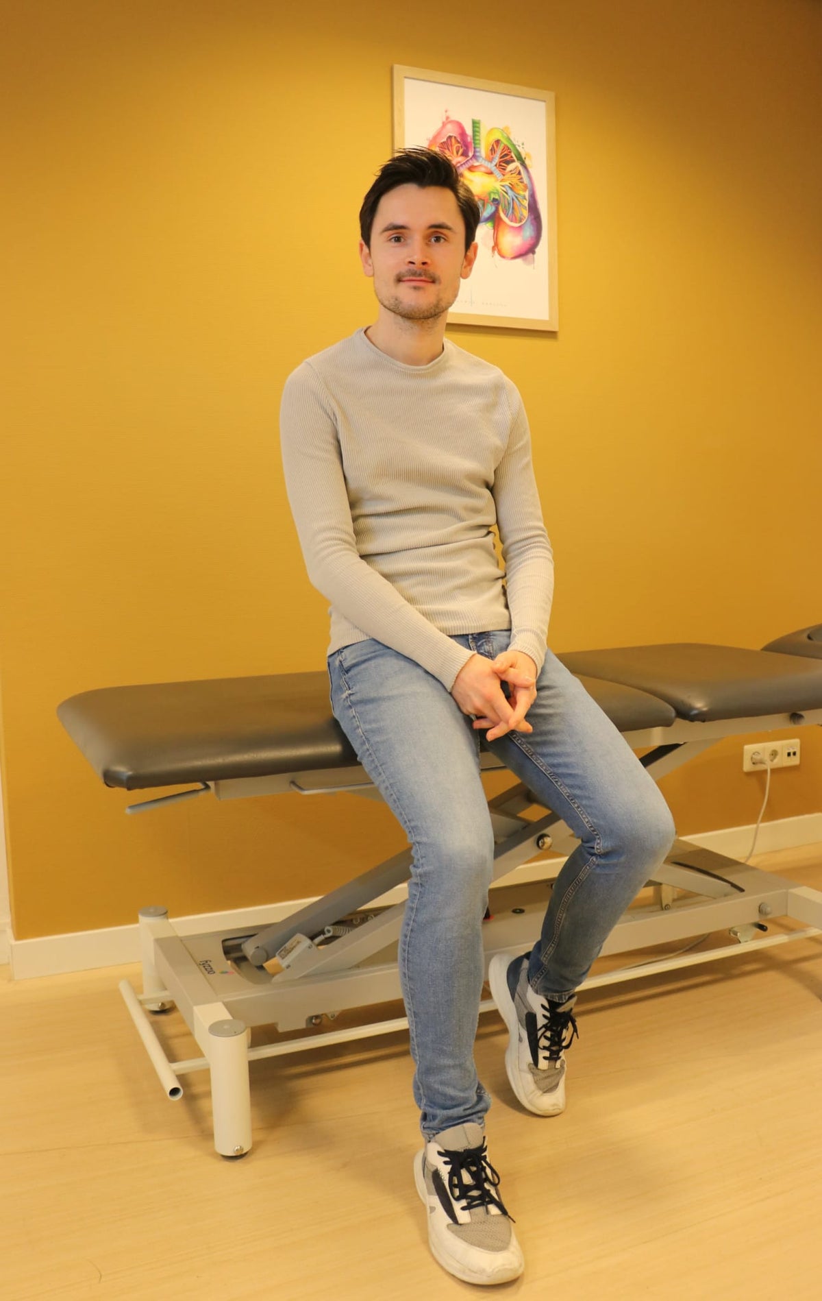 Tristan Peters in een fysiotherapie ruimte