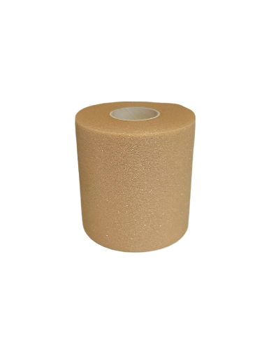 Close-up van huidkleurige Underwrap 7 cm x 27 m, gemaakt van hypoallergeen en latexvrij materiaal, perfect als onderlaag voor sporttape.