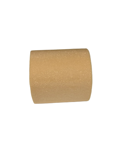 Rol van de Underwrap 7 cm x 27 m in gebruik, aangebracht als steunlaag bij scheenbeschermers en sporttape tijdens voetbal