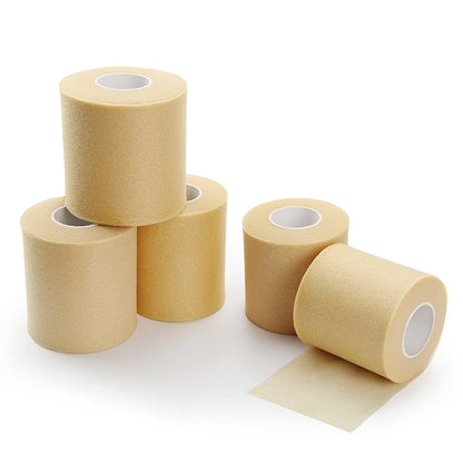 Underwrap aangebracht rond de enkel voor huidbescherming onder sporttape en bandages