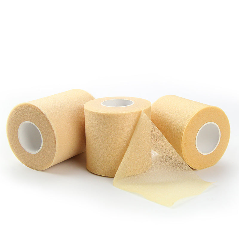 Underwrap aangebracht rond de enkel voor huidbescherming onder sporttape en bandages