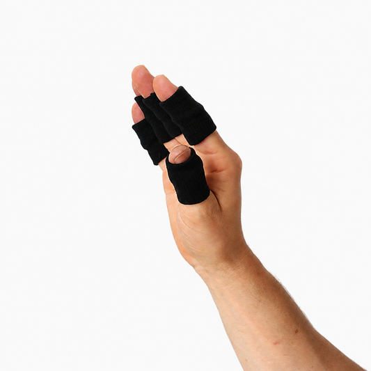 Zwarte vinger braces gedragen om meerdere vingers voor lichte ondersteuning en bescherming