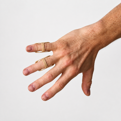 Zijaanzicht van twee vinger splints waarbij zichtbaar is hoe de splints rondom de vingers worden gedragen.