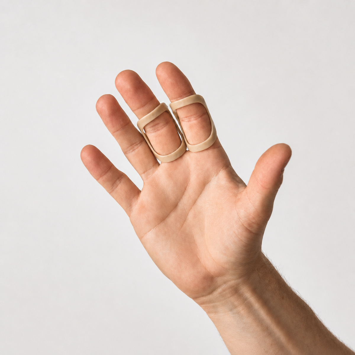 Twee vinger splints gedragen aan de vingers vanuit een schuin aanzicht voor een duidelijk beeld van de pasvorm.