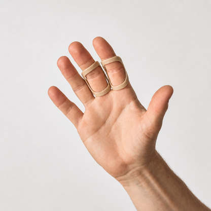 Twee vinger splints gedragen aan de vingers vanuit een schuin aanzicht voor een duidelijk beeld van de pasvorm.