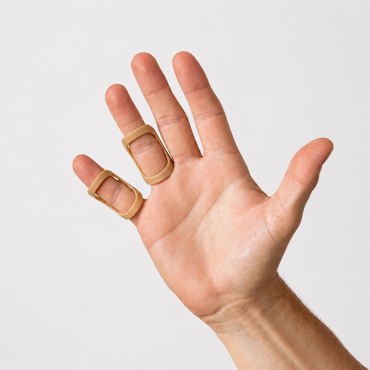 Twee beige vinger splints gedragen aan de vingers, gezien vanaf de handpalmzijde.
