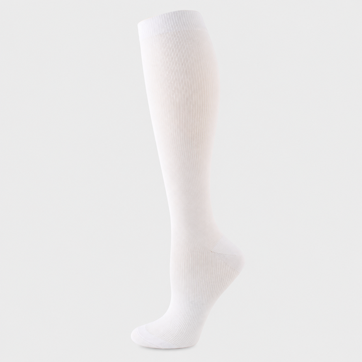 Witte compressiekous tot onder de knie op witte achtergrond