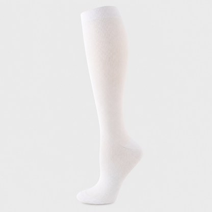 Witte compressiekous tot onder de knie op witte achtergrond
