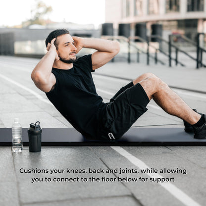 Cliënt gebruikt een dikke yoga mat tijdens oefentherapie voor extra gewrichtscomfort