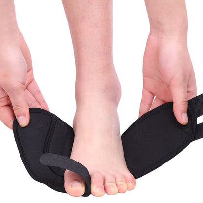 Zachte zwarte brace rondom de voorvoet bij hallux valgus