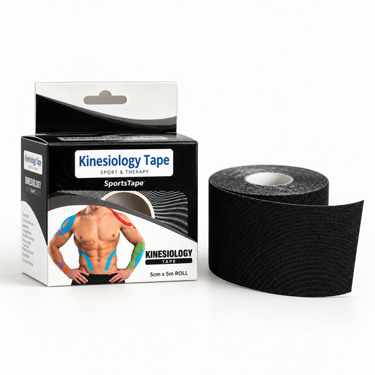 Zwarte kinesiotape van 5 cm x 5 m met verpakking en losse rol voor sport en ondersteuning.